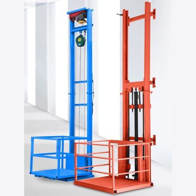 Elevador de carga de pequeno porte de 1000 kg, de cor laranja, montado na parede, para armazém